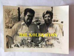 TURGUT ÖZAL'IN ORİJİNAL FOTOĞRAFI - Siyasi Tarih, 8. Cumhurbaşkanımız Turgut Özal, Başbakan Seçildiği 1983 seçim Çalışmaları, Anavatan Partisi, Türkiye Gezisi Albümünden Bir Kare - 18 x 13 cm EBADINDA - SEMRA ÖZAL İLE - SİYAH & BEYAZ