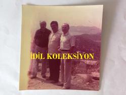 TURGUT ÖZAL'IN ORİJİNAL FOTOĞRAFI - Siyasi Tarih, 8. Cumhurbaşkanımız Turgut Özal, Başbakan Seçildiği 1983 seçim Çalışmaları, Anavatan Partisi, Türkiye Gezisi Albümünden Bir Kare - 12 x 12 cm EBADINDA