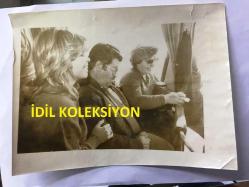 TURGUT ÖZAL'IN ORİJİNAL FOTOĞRAFI - Siyasi Tarih, 8. Cumhurbaşkanımız Turgut Özal, Başbakan Seçildiği 1983 seçim Çalışmaları, Anavatan Partisi, Türkiye Gezisi Albümünden Bir Kare - 24 x 18 cm EBADINDA, BÜYÜK BOY - SEMRA ÖZAL İLE SEÇİM OTOBÜSÜNDE- SİYAH & BEYAZ