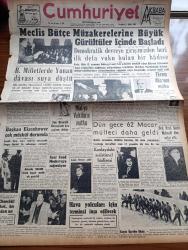 Cumhuriyet Gazetesi - 21 Şubat 1957 - Meclis Bütçe Müzakerelerine Büyük Gürültü İçinde Başladı - Birleşmiş Milletlerde Yunan Davası Suya Düştü - Başkan Eisenhower Çok Müşkül Durumda - Kral Suud Moskova'ya Çağrılıyor - Soprano Leyla Gencer Geldi - Maliye Vekili Hasan Polatkan'ın Nutku - Dün Gece 62 Macar Mülteci Daha Geldi - Ordinaryüs Profesör Sadri Maksudi Dün Vefat Etti - Kızılaydaki Suistimal Hadisesi - İstanbul Börekçiler Derneğinin Kongresi - İdam Sehpasında Can Veren Devletliler Derleyen Cemaleddin Saraçoğlu Yazı Dizisi - Despot Yazan Reşat Enis Yazı Dizisi - Geçen Yıl 2226 Kitap Basıldı - Avrupa Birliğine Doğru İlk Adım - Burhan Felek Köşe Yazısı - Resimli Romanımız Mormon Mezhebi Ve Kurucusunun Dramı Çeviren Mazhar Kunt Yazı Dizisi - Bulmaca - Milli Kız Voleybol Takımı Seçiliyor - Kız Liseleri Basketbol Finalinde İstanbul Hükmen Şampiyon - Galatasaraylı İsmail Kurt İyileşti - Fenerbahçeli Feridun Bukager Dün Gece Geldi - Vefa Emniyet Maçı Bugün - En Büyük Domuz Avı