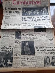 Cumhuriyet Gazetesi - 22 Şubat 1957 - Birleşmiş Milletlerde Yeni Yunan Oyunu - Güney Avrupa NATO Başkomutanı Amiral Briscoe Mühim Bir Konuşma Yaptı - Eisenhower İsrail'in Tecziyesine Taraftar - Bahar Bayramı Yolsuzluğu Davası Dün Başladı - Dün CHP'yi Ve Cumhuriyetçi Millet Partisi Bütçeyi Tenkid Ettiler - Osman Bölükbaşı Dedi Ki - Metin Toker Aleyhine Duruşmasına Dün Başlandı - Demokrat Parti'den İhraç Edilen Zonguldak Mebusu Cemal Kıpçak Hürriyet Partisine Girdi - İdam Sehpasında Can Veren Devletliler Derleyen Cemaleddin Saraçoğlu Yazı Dizisi - Despot Yazan Reşat Enis Yazı Dizisi - Aydınlar Arasında Bir Anket - Kuzey Afrika'da Fransa Yazan Numan Menemencioğlu - Hamdi Varoğlu Köşe Yazısı - Osmanlı Bankası - Milliyetçi Çin Delegesi Kıbrıs'ın Türklüğünü Belirtiyor - Vefa Emniyeti Yenemedi 0 0 - Türkiye Boks Birincilikleri - Ordu Takımının Dünkü Antrenmanı - Fenerbahçe Ankara'ya Gidiyor - Macar Ujpest Takımı Geldi - Sporumuzun Kalkınması Yolunda Çalışmalar - Nuh'un Ankara makarnası
