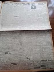 Cumhuriyet Gazetesi - 22 Şubat 1957 - Birleşmiş Milletlerde Yeni Yunan Oyunu - Güney Avrupa NATO Başkomutanı Amiral Briscoe Mühim Bir Konuşma Yaptı - Eisenhower İsrail'in Tecziyesine Taraftar - Bahar Bayramı Yolsuzluğu Davası Dün Başladı - Dün CHP'yi Ve Cumhuriyetçi Millet Partisi Bütçeyi Tenkid Ettiler - Osman Bölükbaşı Dedi Ki - Metin Toker Aleyhine Duruşmasına Dün Başlandı - Demokrat Parti'den İhraç Edilen Zonguldak Mebusu Cemal Kıpçak Hürriyet Partisine Girdi - İdam Sehpasında Can Veren Devletliler Derleyen Cemaleddin Saraçoğlu Yazı Dizisi - Despot Yazan Reşat Enis Yazı Dizisi - Aydınlar Arasında Bir Anket - Kuzey Afrika'da Fransa Yazan Numan Menemencioğlu - Hamdi Varoğlu Köşe Yazısı - Osmanlı Bankası - Milliyetçi Çin Delegesi Kıbrıs'ın Türklüğünü Belirtiyor - Vefa Emniyeti Yenemedi 0 0 - Türkiye Boks Birincilikleri - Ordu Takımının Dünkü Antrenmanı - Fenerbahçe Ankara'ya Gidiyor - Macar Ujpest Takımı Geldi - Sporumuzun Kalkınması Yolunda Çalışmalar - Nuh'un Ankara makarnası