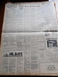 Cumhuriyet Gazetesi - 6 Aralık 1960 - Başkan Cemal Gürsel'in Sıhhati Gün Geçtikçe Daha Da Düzeliyor - Örtülü Ödenekten İhsan Alan Yazarların Divandaki Geçiti - Peyami Safa Orhan Seyfi Orhon Örtülü Ödenek Davasının Dünkü Duruşmasında İfade Verirken Fotoğraf - Radyodaki Vatan Cephesi Yayınlarının İçyüzü Dün Ortaya Döküldü - Adnan Menderes Nasıl Olup Ta Emekli Maaşı Alıyordu - Milli Birlik Komitesi Üç Yeni Kanun Tasarısını Kabul Etti - Bilmediğimiz Tanımadığımız Amerika Yazan Nüzhet Baba Yazı Dizisi - 10. Köy Yazan Fakir Baykurt Yazı Dizisi - İtalya'da Cezayir İle İlgili Hadiseler - Antigone Oyunundan Bir Sahne - Müşfik Kenter - Hortlaklar Piyesinden Sahne - SEKA Eski Müdürü Enver Atafırat Dün Savcılığa Teslim Oldu - Hiroşima'ya İlk Atom Bombasını Atan Amerikalı Pilot Kayboldu - Necip Fazıl Kısakürek'in Eşi Neslihan Kısakürek'in İfadesi - Fenerbahçe Futbol Takımı İsrail'e Davet Edildi - Galatasaray Bulgaristan'dan Voleybol Takımı Getirtiyor - Batı Almanya'da Lisanslı 5 Milyon Sporcu Var