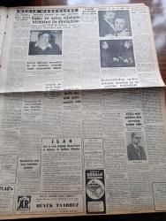Cumhuriyet Gazetesi - 6 Aralık 1960 - Başkan Cemal Gürsel'in Sıhhati Gün Geçtikçe Daha Da Düzeliyor - Örtülü Ödenekten İhsan Alan Yazarların Divandaki Geçiti - Peyami Safa Orhan Seyfi Orhon Örtülü Ödenek Davasının Dünkü Duruşmasında İfade Verirken Fotoğraf - Radyodaki Vatan Cephesi Yayınlarının İçyüzü Dün Ortaya Döküldü - Adnan Menderes Nasıl Olup Ta Emekli Maaşı Alıyordu - Milli Birlik Komitesi Üç Yeni Kanun Tasarısını Kabul Etti - Bilmediğimiz Tanımadığımız Amerika Yazan Nüzhet Baba Yazı Dizisi - 10. Köy Yazan Fakir Baykurt Yazı Dizisi - İtalya'da Cezayir İle İlgili Hadiseler - Antigone Oyunundan Bir Sahne - Müşfik Kenter - Hortlaklar Piyesinden Sahne - SEKA Eski Müdürü Enver Atafırat Dün Savcılığa Teslim Oldu - Hiroşima'ya İlk Atom Bombasını Atan Amerikalı Pilot Kayboldu - Necip Fazıl Kısakürek'in Eşi Neslihan Kısakürek'in İfadesi - Fenerbahçe Futbol Takımı İsrail'e Davet Edildi - Galatasaray Bulgaristan'dan Voleybol Takımı Getirtiyor - Batı Almanya'da Lisanslı 5 Milyon Sporcu Var