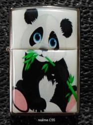 ZİPPO TARZI PANDA GÖRSELLİ ÇAKMAK BENZİNLİ.