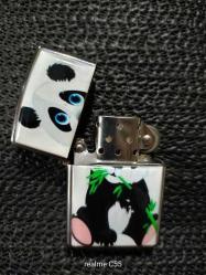 ZİPPO TARZI PANDA GÖRSELLİ ÇAKMAK BENZİNLİ.