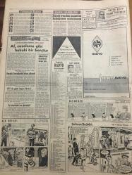 HÜRRİYET GAZETESİ 3 KASIM 1965 YIL :18 SAYI :6291---AP Ortak Grubu ,Demirel e Güven Oyu Veriyor --Denizden çıkarılan ceset eniştesine aitmiş --İnönü ,AP nin ilk günlerdeki tutumunu övdü ---Cinnet getiren köylü 3 çocuğunu  balta ile parçalayıp  öldürdü --Nişanında aşka gelip silah atan genç  katil oldu ---Her işini  gören 4 sekreterle  dolaşan Turizm uzmanı şehirlere değer biçiyor ---Başkan Johnson damat a  hayır dedi : Sebep : Kızının nişanlısının az maaşlı bir memur  olması --Kamyona çarpan otobüsün dokuz yolcusu öldü --Barbara Hutton 2 milyon liraya satın aldığı elmasa  7. kocasının adını verdi ---Kaçak yapılan inşaatlar Belediyece  yıktırılacak ---Cezayir Asya -Afrika konferans  tehir edildi ---Göztepe -1860 Münih ile karşılaşıyor ---Fenerbahçe ve Beşiktaş pazar günkü maç için dün  çalıştılar ---Başbakan Demirel :Amatör  Sporculuk Teşvik Görecektir --Milli Takım ,bugün G.Birliği ile oynuyor --Meksikalı bir genç ,deney için önüne gelen kızı öpmeğe kalkınca karakolu boyladı ---