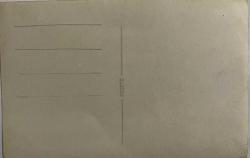 AĞAÇLIK YOLDA KIZ ÇOCUĞUNUN ELİNDEN TUTAN ANNE BABA VE YAKINLARININ GENİŞ AİLE FOTOĞRAFI,  ORİJİNAL SİYAH & BEYAZ, 14 x 9 cm EBADINDA - 1940'LAR, 1950'LER, 1960'LAR ve 1970'LER TÜRKİYE'SİNDEN NOSTALJİK DOĞUM GÜNÜ HEDİYESİ