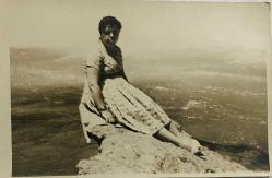 DENİZ MANZARASINA KARŞI KAYALIKLARDA OTURUP POZ VEREN ELBİSELİ KADIN FOTOĞRAFI,  ORİJİNAL SİYAH & BEYAZ, 14 x 9 cm EBADINDA - 1940'LAR, 1950'LER, 1960'LAR ve 1970'LER TÜRKİYE'SİNDEN NOSTALJİK DOĞUM GÜNÜ HEDİYESİ