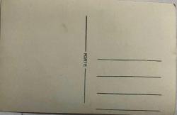 DENİZ MANZARASINA KARŞI KAYALIKLARDA OTURUP POZ VEREN ELBİSELİ KADIN FOTOĞRAFI,  ORİJİNAL SİYAH & BEYAZ, 14 x 9 cm EBADINDA - 1940'LAR, 1950'LER, 1960'LAR ve 1970'LER TÜRKİYE'SİNDEN NOSTALJİK DOĞUM GÜNÜ HEDİYESİ