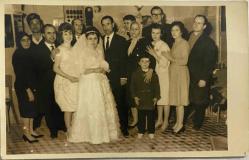 DÜĞÜNDE YAKINLARIYLA BİRLİKTE POZ VEREN GELİN VE DAMAT FOTOĞRAFI, FOTO BAYBURT, AHMET ÇEÇEN, ORİJİNAL SİYAH & BEYAZ, 14 x 9 cm EBADINDA - 1940'LAR, 1950'LER, 1960'LAR ve 1970'LER TÜRKİYE'SİNDEN NOSTALJİK DOĞUM GÜNÜ HEDİYESİ