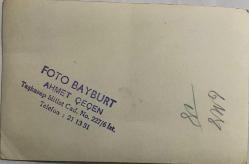 DÜĞÜNDE YAKINLARIYLA BİRLİKTE POZ VEREN GELİN VE DAMAT FOTOĞRAFI, FOTO BAYBURT, AHMET ÇEÇEN, ORİJİNAL SİYAH & BEYAZ, 14 x 9 cm EBADINDA - 1940'LAR, 1950'LER, 1960'LAR ve 1970'LER TÜRKİYE'SİNDEN NOSTALJİK DOĞUM GÜNÜ HEDİYESİ