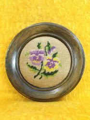 VINTAGE YUVARLAK AHŞAP ÇERÇEVELİ EL İŞİ KANAVİÇE ÇİÇEKLER TABLO