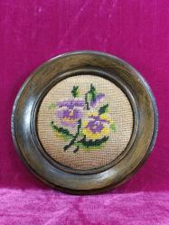 VINTAGE YUVARLAK AHŞAP ÇERÇEVELİ EL İŞİ KANAVİÇE ÇİÇEKLER TABLO