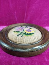 VINTAGE YUVARLAK AHŞAP ÇERÇEVELİ EL İŞİ KANAVİÇE ÇİÇEKLER TABLO