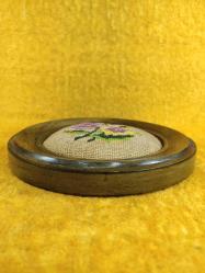 VINTAGE YUVARLAK AHŞAP ÇERÇEVELİ EL İŞİ KANAVİÇE ÇİÇEKLER TABLO