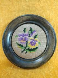 VINTAGE YUVARLAK AHŞAP ÇERÇEVELİ EL İŞİ KANAVİÇE ÇİÇEKLER TABLO