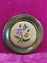 VINTAGE YUVARLAK AHŞAP ÇERÇEVELİ EL İŞİ KANAVİÇE ÇİÇEKLER TABLO