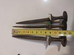 OSMANLI BÜYÜK BOY ÇİVİ-MIH, KONAK ODA VE SALONLARINDA DUVARLARA TABLO ASMAK İÇİN BİR ÜSTE, İKİ AŞAĞI DUVARA ÇAKILAN ÇİVİ.12 cm.
