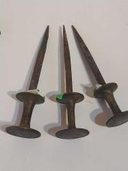 OSMANLI BÜYÜK BOY ÇİVİ-MIH, KONAK ODA VE SALONLARINDA DUVARLARA TABLO ASMAK İÇİN BİR ÜSTE, İKİ AŞAĞI DUVARA ÇAKILAN ÇİVİ.12 cm.