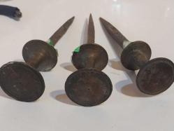 OSMANLI BÜYÜK BOY ÇİVİ-MIH, KONAK ODA VE SALONLARINDA DUVARLARA TABLO ASMAK İÇİN BİR ÜSTE, İKİ AŞAĞI DUVARA ÇAKILAN ÇİVİ.12 cm.