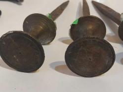 OSMANLI BÜYÜK BOY ÇİVİ-MIH, KONAK ODA VE SALONLARINDA DUVARLARA TABLO ASMAK İÇİN BİR ÜSTE, İKİ AŞAĞI DUVARA ÇAKILAN ÇİVİ.12 cm.