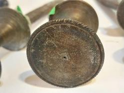 OSMANLI BÜYÜK BOY ÇİVİ-MIH, KONAK ODA VE SALONLARINDA DUVARLARA TABLO ASMAK İÇİN BİR ÜSTE, İKİ AŞAĞI DUVARA ÇAKILAN ÇİVİ.12 cm.