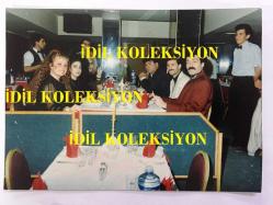 Efemera - MÜSLÜM GÜRSES'İN ORİJİNAL FOTOĞRAFI - 19 x 12,5 cm EBADINDA, BÜYÜK BOY - MÜSLÜM GÜRSES ve MUHTEREM NUR CADDE KENARINDA OMUZ OMUZA DURURLARKEN, TURKINFO ACENTESİ ÖNÜNDE - kitantik - kitaLog