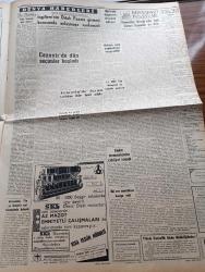Cumhuriyet Gazetesi - 21 Eylül 1962 - Hükümet Dün De İç Politikayı Görüştü Ehliyetsiz İdareciler De Değiştiriliyor - 300 Kişiye Sual Irz Ve Namus Düşmanlarına İdam Cezası Verilmeli Mi - Dev Mersin Rafinerisi Beş Ekim'de Açılacak - Barzani'nin Emrinde Bulunan Altı Aşiret Aleyhine Döndü - Devlet Planlama Uzmanları Hafif Batı Müziği İle Dinleniyor - Kemal Satır Çekilen İsmail Rüştü Aksal Yerine CHP Genel Sekreteri Seçildi - Yer Demir Gök Bakır Yazan Yaşar Kemal Yazı Dizisi - İlhan Selçuk Köşe Yazısı - İngiltere'nin Ortak Pazara Girmesi Konusunda Anlaşmaya Varıldı - Sovyetler Birliğinde Aşk Cinsel Konular Ve Aile - Gecenin Ucundaki Işık Yazan Peride Celal - Bay Oscar Karikatür - Jane'in Kızı Çizgi Roman - Resimli Roman Melun Kız Çizen Yves Sayol - Fenerbahçe 4 2 Yenildi - Fenerbahçeli Futbolcu Şeref Has Torinolu Olacağım Dedi - Galatasaray Bu Akşam İzmir'e Hareket Ediyor - Halterde Gene Rekor Kırıldı - Philips Floresan - Nurmetal Çamaşır Makineleri
