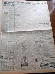 Cumhuriyet Gazetesi - 21 Eylül 1962 - Hükümet Dün De İç Politikayı Görüştü Ehliyetsiz İdareciler De Değiştiriliyor - 300 Kişiye Sual Irz Ve Namus Düşmanlarına İdam Cezası Verilmeli Mi - Dev Mersin Rafinerisi Beş Ekim'de Açılacak - Barzani'nin Emrinde Bulunan Altı Aşiret Aleyhine Döndü - Devlet Planlama Uzmanları Hafif Batı Müziği İle Dinleniyor - Kemal Satır Çekilen İsmail Rüştü Aksal Yerine CHP Genel Sekreteri Seçildi - Yer Demir Gök Bakır Yazan Yaşar Kemal Yazı Dizisi - İlhan Selçuk Köşe Yazısı - İngiltere'nin Ortak Pazara Girmesi Konusunda Anlaşmaya Varıldı - Sovyetler Birliğinde Aşk Cinsel Konular Ve Aile - Gecenin Ucundaki Işık Yazan Peride Celal - Bay Oscar Karikatür - Jane'in Kızı Çizgi Roman - Resimli Roman Melun Kız Çizen Yves Sayol - Fenerbahçe 4 2 Yenildi - Fenerbahçeli Futbolcu Şeref Has Torinolu Olacağım Dedi - Galatasaray Bu Akşam İzmir'e Hareket Ediyor - Halterde Gene Rekor Kırıldı - Philips Floresan - Nurmetal Çamaşır Makineleri