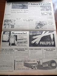 Cumhuriyet Gazetesi - 21 Eylül 1962 - Hükümet Dün De İç Politikayı Görüştü Ehliyetsiz İdareciler De Değiştiriliyor - 300 Kişiye Sual Irz Ve Namus Düşmanlarına İdam Cezası Verilmeli Mi - Dev Mersin Rafinerisi Beş Ekim'de Açılacak - Barzani'nin Emrinde Bulunan Altı Aşiret Aleyhine Döndü - Devlet Planlama Uzmanları Hafif Batı Müziği İle Dinleniyor - Kemal Satır Çekilen İsmail Rüştü Aksal Yerine CHP Genel Sekreteri Seçildi - Yer Demir Gök Bakır Yazan Yaşar Kemal Yazı Dizisi - İlhan Selçuk Köşe Yazısı - İngiltere'nin Ortak Pazara Girmesi Konusunda Anlaşmaya Varıldı - Sovyetler Birliğinde Aşk Cinsel Konular Ve Aile - Gecenin Ucundaki Işık Yazan Peride Celal - Bay Oscar Karikatür - Jane'in Kızı Çizgi Roman - Resimli Roman Melun Kız Çizen Yves Sayol - Fenerbahçe 4 2 Yenildi - Fenerbahçeli Futbolcu Şeref Has Torinolu Olacağım Dedi - Galatasaray Bu Akşam İzmir'e Hareket Ediyor - Halterde Gene Rekor Kırıldı - Philips Floresan - Nurmetal Çamaşır Makineleri