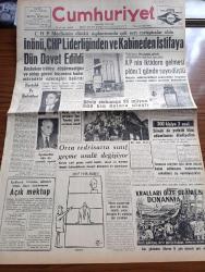 Cumhuriyet Gazetesi - 23 Eylül 1962 - İsmet İnönü CHP Liderliğinden Ve Kabineden İstifaya Dün Davet Edildi - Ferda Güley - Avni Doğan - Hastalık Ve Belirtileri Yazan Nadir Nadi Köşe - Adalet Partisinin İktidara Gelmesi Planı 1 Günde Suya Düştü -  Tecavüz Olayları İçin İdam Cezası Kabul Edilmezse Kadınlarımız Erkeklere Oy Vermeyecekler - Malul Dul Ve Yetimlere Spor Toto'dan Prim Verilmesi İstendi - Döviz Stokumuz 95 Milyon 900 Bin Dolara Ulaştı - Yer Demir Gök Bakır Yazan Yaşar Kemal Yazı Dizisi - İlhan Selçuk Köşe Yazısı - 27 Mayıs ve Siyasi Rejimimizin Kaderi Yazan Hüseyin Naili Kubalı - Sovyetler Birliği Dışişleri Bakanı Andrei Gromiko Küba İçin Amerika'yı İtham Etti - Liberalizm Mi Sosyalizm Mi Yazan Niyazi Özak - Gecenin Ucundaki Işık Yazan Peride Celal Yazı Dizisi - Bay Oscar Karikatür - Bay Çokbilmiş Karikatür - Resimli Roman Melun Kız Çizen Yves Sayol - Hollywood Filmciliği Çöküyor - Elizabeth Taylor Kleopatra Filminde Fotoğraf - Galatasaray Metin Oktay'ın Golüyle Galip
