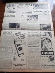 Cumhuriyet Gazetesi - 23 Eylül 1962 - İsmet İnönü CHP Liderliğinden Ve Kabineden İstifaya Dün Davet Edildi - Ferda Güley - Avni Doğan - Hastalık Ve Belirtileri Yazan Nadir Nadi Köşe - Adalet Partisinin İktidara Gelmesi Planı 1 Günde Suya Düştü -  Tecavüz Olayları İçin İdam Cezası Kabul Edilmezse Kadınlarımız Erkeklere Oy Vermeyecekler - Malul Dul Ve Yetimlere Spor Toto'dan Prim Verilmesi İstendi - Döviz Stokumuz 95 Milyon 900 Bin Dolara Ulaştı - Yer Demir Gök Bakır Yazan Yaşar Kemal Yazı Dizisi - İlhan Selçuk Köşe Yazısı - 27 Mayıs ve Siyasi Rejimimizin Kaderi Yazan Hüseyin Naili Kubalı - Sovyetler Birliği Dışişleri Bakanı Andrei Gromiko Küba İçin Amerika'yı İtham Etti - Liberalizm Mi Sosyalizm Mi Yazan Niyazi Özak - Gecenin Ucundaki Işık Yazan Peride Celal Yazı Dizisi - Bay Oscar Karikatür - Bay Çokbilmiş Karikatür - Resimli Roman Melun Kız Çizen Yves Sayol - Hollywood Filmciliği Çöküyor - Elizabeth Taylor Kleopatra Filminde Fotoğraf - Galatasaray Metin Oktay'ın Golüyle Galip