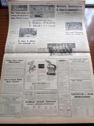 Cumhuriyet Gazetesi - 24 Eylül 1962 - Dünkü Parti Kongrelerinde Tahriklerden Şikayet Edildi - Siyasi Şartların Tahlili Yazan Feridun Ergin Köşe Yazısı - Evlenme Çağındaki Kızlar Erkeklerden 215,000 Fazla - Çankırı Atatürk İlkokulu Valinin Emriyle Kapatıldı - Kaçakçılığı Önlemek İçin Hudut Karakolları Takviye Ediliyor - Salim Başol Cumhuriyetçi Köylü Millet Partisi'nin Tebliğine Cevap Verdi - Cüzamın Dağılışı Bakımından Türkiye 3 Bölgeye Taksim Edildi - Sağır Dilsizler İçin İş Sahaları Açılacak - Yer Demir Gök Bakır Yazan Yaşar Kemal Yazı Dizisi - İlhan Selçuk Köşe Yazısı - Japonya'da 500.000 Yıllık Bir Fil Fosili Meydana Çıkarıldı - Amerika Küba'ya Saldırırsa Füzeler Uçmaya Başlayacak - Savaşçının İstirahatinde Brigitte Bardot ile Robert Hossein Fotoğraf - Gecenin Ucundaki Işık Yazan Peride Celal Yazı Dizisi - Bay Oscar Karikatür - Jane'in Kızı Çizgi Roman - Fenerbahçe 10 Kişilik Yeşil direk'i Yendi - Metin Oktay'sız Galatasaray Karşıyaka'yı Yenemedi