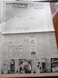 Cumhuriyet Gazetesi - 26 Eylül 1962 - Adalet Partisi Başkanı Ragıp Gümüşpala Hakkında Takibata Başlandı - CHP Grupu İsmet İnönü'nün Fiili Hizmetten Çekilmesi Meselesini Müzakere Etti - Dünya Bankası Da Türk Konsorsiyumuna Katılacak - İrtica İle İlgili Bir Sözlü Soru - 17. Milli Türk Tıp Kongresi - Irak'ın Bradost'un Aşireti Şeyhi İle 2 Bin Silahlı Adamı Bize İltica Etti - Dil Devriminin 30. Yıldönümü Bugün Kutlanıyor - Artık Serçeörenlilere Kimse Kel Kalmayacak - İlhan Selçuk Köşe Yazısı - Yer Demir Gök Bakır Yazan Yaşar Kemal Yazı Dizisi - Cezayir'in İlk Milli Meclisi Dün Toplandı - Burhan Felek Köşe Yazısı - Kennedy'ye 150 Bin Yedeği Silah Altına Alma Yetkisi Verildi - Bay Oscar Karikatür - Profesör Nümbüs'ün Maceraları Çizgi Roman - Jane'in Kızı Çizgi Roman -  Gecenin Ucundaki Işık Yazan Peride Celal - Kralları Dize Getiren Donanma Yazan Amiral Afif Büyüktuğrul Resimleyen Münif Fehim Yazı Dizisi - Fuar Şehirleri Turnuvasında İlk Resmi Müsabakamız Altay Bu Gece Roma İle Karşılaşıyor