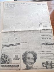 Cumhuriyet Gazetesi - 26 Eylül 1962 - Adalet Partisi Başkanı Ragıp Gümüşpala Hakkında Takibata Başlandı - CHP Grupu İsmet İnönü'nün Fiili Hizmetten Çekilmesi Meselesini Müzakere Etti - Dünya Bankası Da Türk Konsorsiyumuna Katılacak - İrtica İle İlgili Bir Sözlü Soru - 17. Milli Türk Tıp Kongresi - Irak'ın Bradost'un Aşireti Şeyhi İle 2 Bin Silahlı Adamı Bize İltica Etti - Dil Devriminin 30. Yıldönümü Bugün Kutlanıyor - Artık Serçeörenlilere Kimse Kel Kalmayacak - İlhan Selçuk Köşe Yazısı - Yer Demir Gök Bakır Yazan Yaşar Kemal Yazı Dizisi - Cezayir'in İlk Milli Meclisi Dün Toplandı - Burhan Felek Köşe Yazısı - Kennedy'ye 150 Bin Yedeği Silah Altına Alma Yetkisi Verildi - Bay Oscar Karikatür - Profesör Nümbüs'ün Maceraları Çizgi Roman - Jane'in Kızı Çizgi Roman -  Gecenin Ucundaki Işık Yazan Peride Celal - Kralları Dize Getiren Donanma Yazan Amiral Afif Büyüktuğrul Resimleyen Münif Fehim Yazı Dizisi - Fuar Şehirleri Turnuvasında İlk Resmi Müsabakamız Altay Bu Gece Roma İle Karşılaşıyor