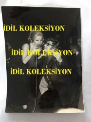 ZEKİ MÜREN ve GÖNÜL YAZAR'IN 3 ADET ORİJİNAL FOTOĞRAF SETİ - 23 x 17 cm EBADINDA - GÖNÜL YAZAR SAHNEDE ŞARKI SÖYLERKEN MİKROFONU ZEKİ MÜREN'E UZATIYOR, ÇOK NADİR 3'LÜ FOTOĞRAF - BÜYÜK BOY