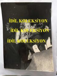 ZEKİ MÜREN ve GÖNÜL YAZAR'IN 3 ADET ORİJİNAL FOTOĞRAF SETİ - 23 x 17 cm EBADINDA - GÖNÜL YAZAR SAHNEDE ŞARKI SÖYLERKEN MİKROFONU ZEKİ MÜREN'E UZATIYOR, ÇOK NADİR 3'LÜ FOTOĞRAF - BÜYÜK BOY