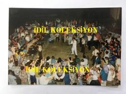 Efemera - MÜSLÜM GÜRSES'İN ORİJİNAL FOTOĞRAFI - 12,5 x 9 cm EBADINDA - MÜSLÜM GÜRSES AÇIK HAVA KONSERİNDE BEYAZ TAKIM ELBİSESİYLE HALKIN ARASINDA ŞARKI SÖYLERKEN ÇEKİLMİŞ BİR FOTOĞRAF - kitantik - kitaLog