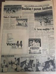 HÜRRİYET GAZETESİ 1 KASIM 1965 YIL :18 SAYI :6289--Demirel e Evet Bakanlara ise Hayır --4 Çocuğu ile öldürülen çiftçinin kardeşi de çıldırdı ---Rumlar ,sulh taarruzuna devam ediyor --Manken Nina nın mirasını vermek için ,esas babası Seylan da aranıyor  --Paketteki cesedin esrarı çözülemedi ---Erkekler kurban olarak  korkakları seçiyor --Tam 23 yıldır gözünü  kırpmayan kadın dün deliksiz  bir uyku çekti ---İstanbul Üniversitesi yeni yılına bugün başlıyor ---Zirve toplantısı yapan yedi gangster tutuklandı --Vefa :3 Demirspor :0--Beşiktaş 1 puan kaybetti --Galatasaray Mağlup 1-0--PTT Feriköy ü 1-0 yendi ---Genç kadının üç kere idamı isteniyor --Tarihleri dönen bestekar çift  1 milyon liralık villa satın aldı ---Cami de namaz kılarken öldü --Erkek Teknik Öğretmen Okulunun Çatısı Yandı ---Gülmekten çatlayıp öldü --Ağlayan gelini güldürürken kalbinden vurulup öldü --Ankara da durum : Parti içi iktidar mücadelesi ---
