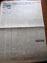 Cumhuriyet Gazetesi - 2 Temmuz 1962 - Asker Valilerin Yerine Siviller Tayin Ediliyor - İstanbul'un Aktüel Meseleleri - Denizcilik Bayramı Kutlandı - 14'lerden Orhan Kabibay İstanbul'da - Pasaportları Eskisi Gibi İller Verecek - Cumhuriyet Halk Partisi Ve Yeni Türkiye Partisi Dün Hükümete Güvenini Bildirdi - Kuzey Irak'ta Çarpışmalar Oluyor Barzani Kuvvetleri Sarıldı Ve Bombalandı - Kızılay Da Çocuk Felci Konusunu Ele Alıyor - Cezayir Halkı Referandumda Bağımsızlık İçin Evet Diyor - Gecenin Ucundaki Işık Yazan Peride Celal Yazı Dizisi - Jurnalci Yazan İlhan Selçuk Köşe Yazısı - Yeni Çocuk kulüpleri Kuruluyor - Federal Almanya Başbakanı Adenauer Fransa'yı Resmen Ziyaret Edecek - Haberleşme Enstitüsü Kuruluyor - Basılmasına İzin Verilmeyen Kitaplar - Hacettepe 2 Yıl Sonra Tekrar Milli Lige Döndü - Tenis Tek Kadınlarda Sevim Barulay Turnuva Birincisi - Gül Kupası Atletizm Yarışları Bitti - Futbolcular Suat Mamat Ve Şeref Has İtalya'dan Elleri Boş Dönüyor - Can Bartu