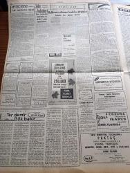 Cumhuriyet Gazetesi - 10 Eylül 1962 - Meclis Üyelerinin Dikkatine Yazan Feridun Ergin Köşe Yazısı - Başbakan İsmet İnönü Kalkınmanın Güçlüğünden Bahsetti - Cumhuriyetin Anketi 100 Tacire 10 Sual Durumun İyiye Gittiği Doğru Mu - Amerika'nın Yeni Uzay Adamı Walter Shirra 25 Eylül'de Atılacak - Galatasaraylı Futbolcu Ali Beratlıgil'in İşlettiği Kocaelililer Kulübü Polis Tarafından Basıldı - Amerikan Okullarında Irk Ayrımı Sona Eriyor - Yer Demir Gök Bakır Yazan Yaşar Kemal Yazı Dizisi - Türkiye'de Sosyalizminin İlkeleri Yazan İlhan Selçuk Köşe Yazısı - Küba'nın Havadan Ve Denizden Ablukaya Alınması İstendi - Fransa'da Denizaltı Villaları İnşa Edildi - Osmanlı Tarihinde Haydut Aşkları Yazan Reşat Ekrem Koçu Yazı Dizisi - Bay Oscar Karikatür - Profesör Nümbüs'ün Maceraları Çizgi Roman - Gecenin Ucundaki Işık Yazan Peride Celal Yazı Dizisi - Galatasaray Bükreşte Galibiyeti Haksız Bir Penaltı Golü İle Kaçırdı - Beşiktaş Vefa'yı Bozguna Uğrattı - Fenerbahçe Galatasaray'ı 68 60 Mağlup Etti