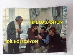 ŞÜKRAN GÜNGÖR, YILDIZ KENTER ve MÜŞFİK KENTER'İN YAZ EVİ DİZİSİNDEN ORİJİNAL FOTOĞRAFI - 17,5 x 12,5 cm EBADINDA -BÜYÜK BOY