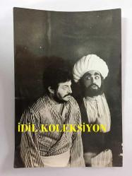 MÜŞFİK KENTER'İN ORİJİNAL FOTOĞRAFI - 18 x 11,5 cm EBADINDA - BÜYÜK BOY - SİYAH & BEYAZ, MÜŞFİK KENTER TİYATRO SAHNESİNDEYKEN BİR KARE - CİNCİ HOCA, PEKCAN KOŞAN - (DELİ İBRAHİM)