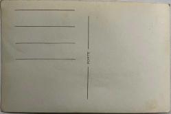 KUMSALDA POZ VEREN KADIN GRUBU VE ELİNDE RADYO YANINDA 2 ÇOCUK OLAN ADAM FOTOĞRAFI ,  ORİJİNAL SİYAH & BEYAZ, 14x9  cm EBADINDA - 1940'LAR, 1950'LER, 1960'LAR ve 1970'LER TÜRKİYE'SİNDEN NOSTALJİK DOĞUM GÜNÜ HEDİYESİ