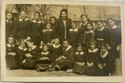 SİYAH ÖNLÜK GİYİP BEYAZ YAKALIK TAKAN KIZ ÖĞRENCİLERİYLE POZ VEREN KADIN ÖĞRETMEN FOTOĞRAFI , ORİJİNAL SİYAH & BEYAZ, 14x9  cm EBADINDA - 1940'LAR, 1950'LER, 1960'LAR ve 1970'LER TÜRKİYE'SİNDEN NOSTALJİK DOĞUM GÜNÜ HEDİYESİ