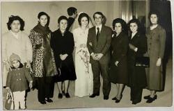 GELİN VE DAMATLA POZ VEREN KADIN GRUBU VE ÇOCUK FOTOĞRAFI , 24.12.1972, SEVGİLİ REŞADİYEYE SEVGİLERİMLE NURTEN. STÜDYO ÇİÇEK KARTAL,  ORİJİNAL SİYAH & BEYAZ, 14x9  cm EBADINDA - 1940'LAR, 1950'LER, 1960'LAR ve 1970'LER TÜRKİYE'SİNDEN NOSTALJİK DOĞUM GÜNÜ HEDİYESİ