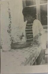 Efemera - MUTFAKTA YEMEK YAPAN BEYAZ HIRKALI KADIN FOTOĞRAFI , ORİJİNAL SİYAH & BEYAZ, 14x9  cm EBADINDA - 1940'LAR, 1950'LER, 1960'LAR ve 1970'LER TÜRKİYE'SİNDEN NOSTALJİK DOĞUM GÜNÜ HEDİYESİ - kitantik - kitaLog