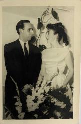ÇİÇEKLERİN ARKASINDA BİRBİRİNE BAKARAK POZ VEREN GELİN VE DAMAT FOTOĞRAFI , 03.11.1962, SEVGİLERİMLE REŞADİYEYE,  ORİJİNAL SİYAH & BEYAZ, 14x9  cm EBADINDA - 1940'LAR, 1950'LER, 1960'LAR ve 1970'LER TÜRKİYE'SİNDEN NOSTALJİK DOĞUM GÜNÜ HEDİYESİ