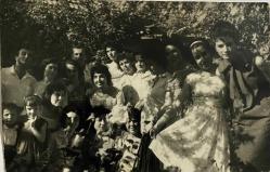 BAHÇEDE AĞAÇLARIN ALTINDA POZ VEREN GENİŞ AİLE FOTOĞRAFI ,  ORİJİNAL SİYAH & BEYAZ, 14x9  cm EBADINDA - 1940'LAR, 1950'LER, 1960'LAR ve 1970'LER TÜRKİYE'SİNDEN NOSTALJİK DOĞUM GÜNÜ HEDİYESİ